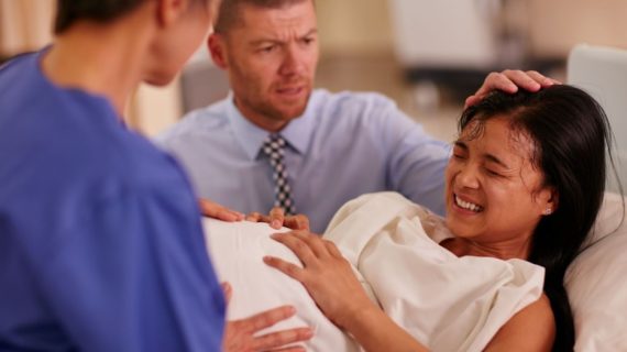 Persalinan Normal di Bidan: Syarat, Kelebihan, dan Kekurangannya