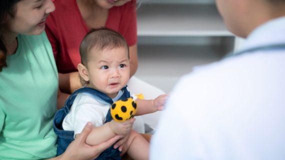 Si Kecil Tidak Imunisasi atau Terlambat Melakukannya? Ini Dampaknya, yuk Konsultasi Segera ke Dokter Anak!