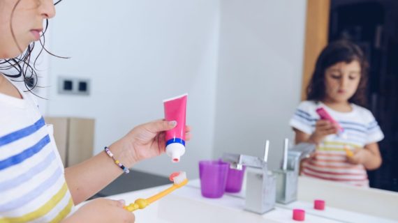 Bolehkah Si Kecil Menggunakan Pasta Gigi Biasa? Yuk, Konsultasikan ke Dokter Gigi Anak Bandung!