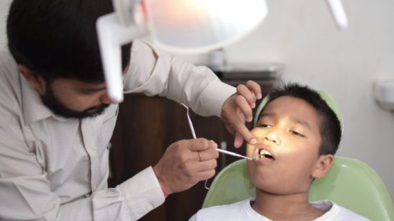 Cara Membujuk Anak agar Tidak Takut Cabut Gigi